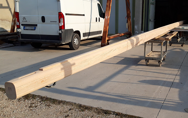 Albero in legno per barca a vela