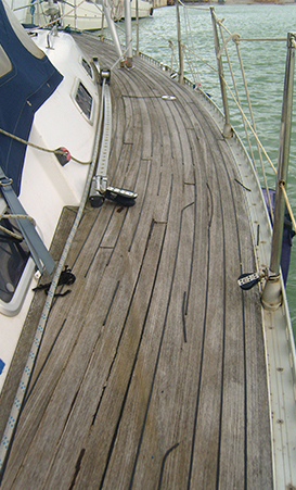 coperta in teak Genesi 43 PRIMA della rigommatura