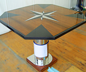 tavolo regolabile con intarsi in teak, acciaio e carbonio